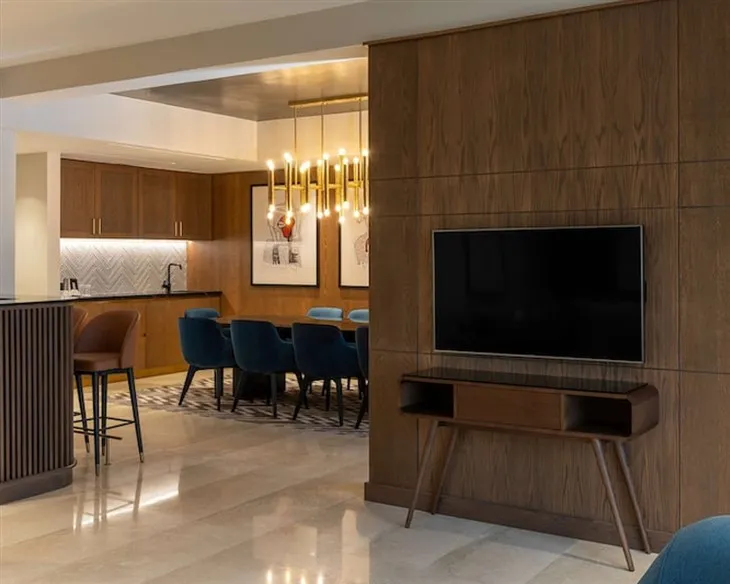 होटल के कमरे लकड़ी के कुर्सी